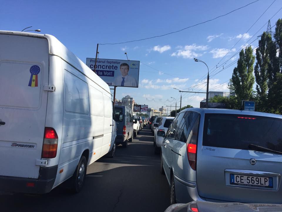 Trafic paralizat pe viaduct. S-au creat cozi de aproape un km