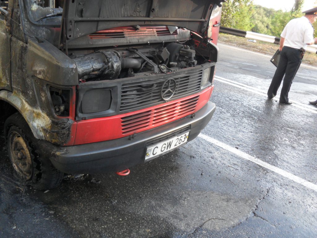 Incendiu la Ciocana: S-a aprins un microbuz