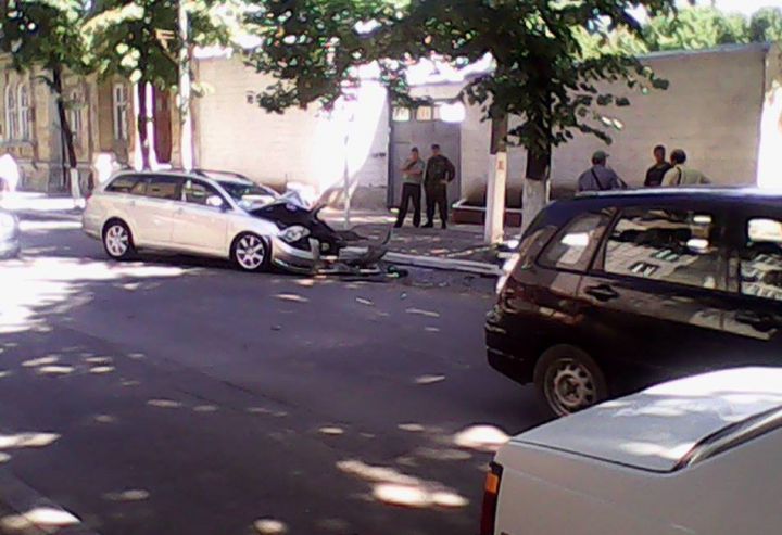 În capitală o maşină a fost făcută zob sub privirile îngrozite ale trecătorilor