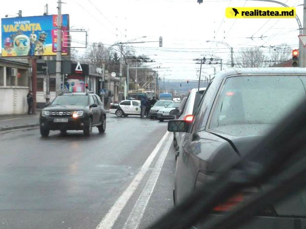 Ambuteiaj de proporţii, după ce o maşină de poliţie a fost implicată într-un accident