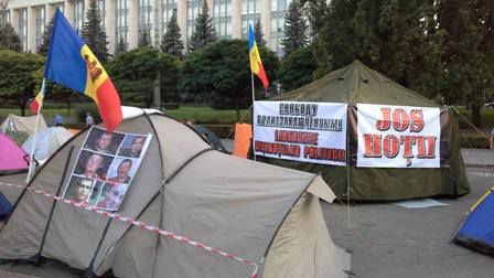 На ПВНС появились палатки в поддержку политзаключенных