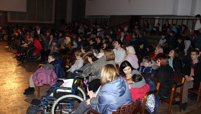 Bucurii de Crăciun oferite de Moldtelecom copiilor cu dezabilităţi