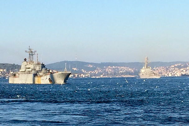 Американский и российские военные корабли встретились в Босфоре