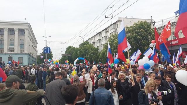 Первомай в Крыму: триколоры и "Путин - наш президент"