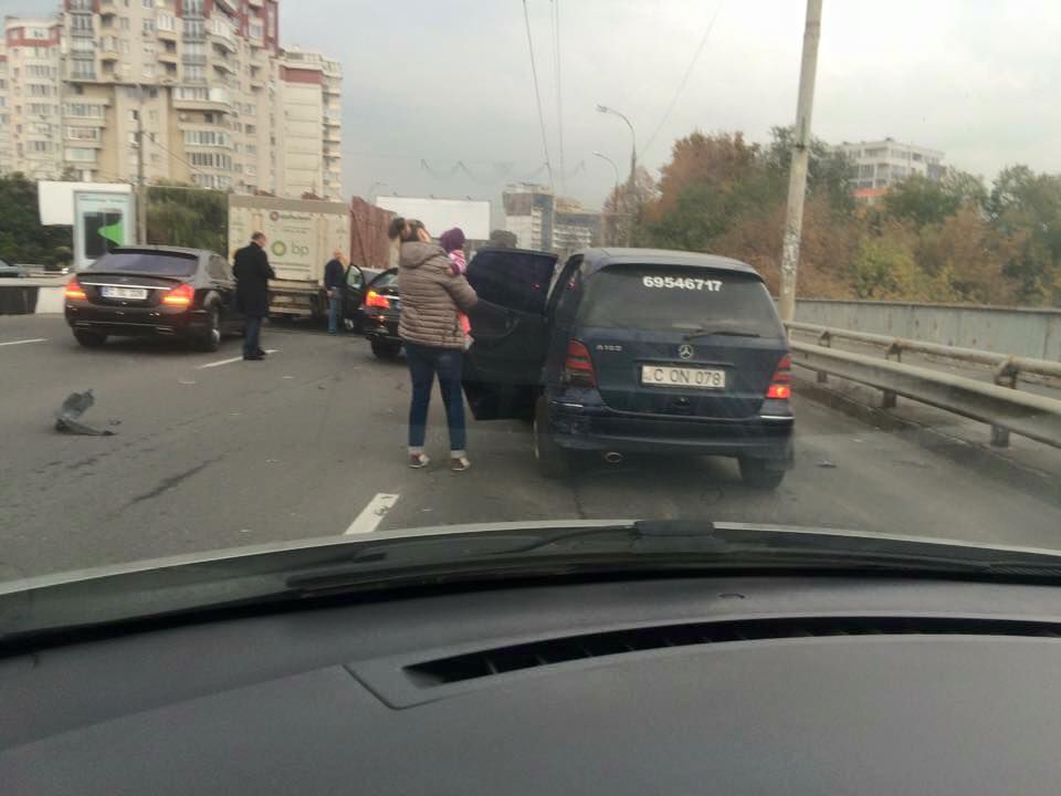 В столице авария на виадуке спровоцировала огромную пробку