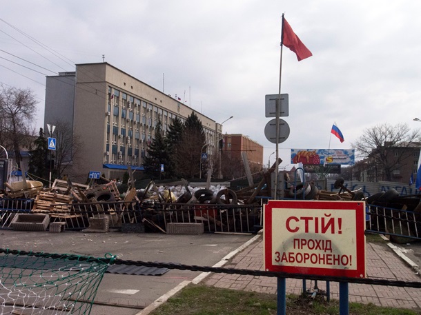 Чучело Тимошенко, коктейли Молотова и молитва на баррикадах. Фоторепортаж из Луганска