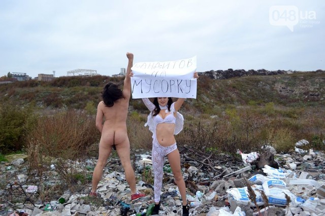 Oдесский участник FEMEN разделся на свалке