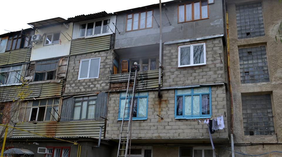 A fost salvat din apartamentul cuprins de flăcări