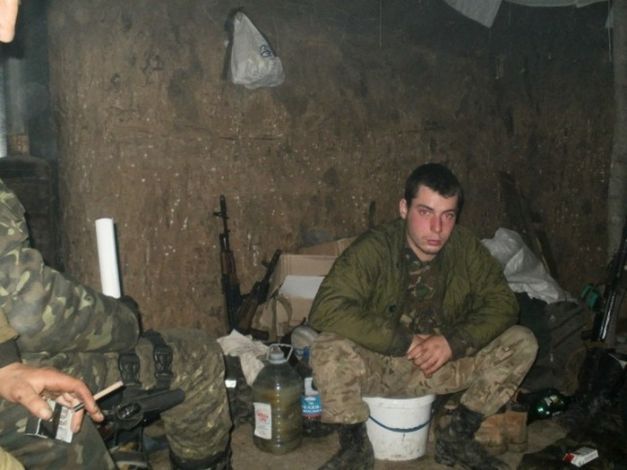 Soldaţii ucraineni dorm în bordeie şi mănâncă toţi dintr-o cratiţă