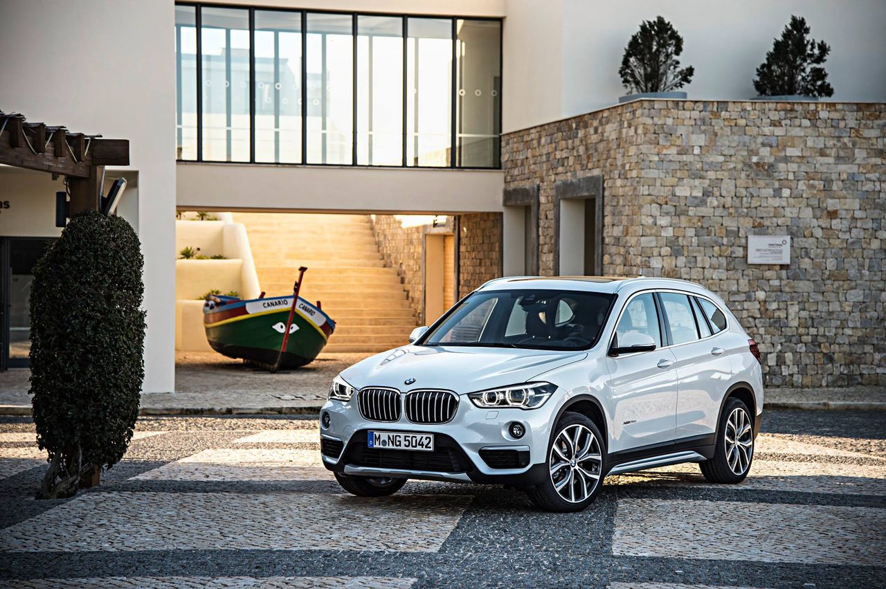 BMW представила свой первый переднеприводный кроссовер X1