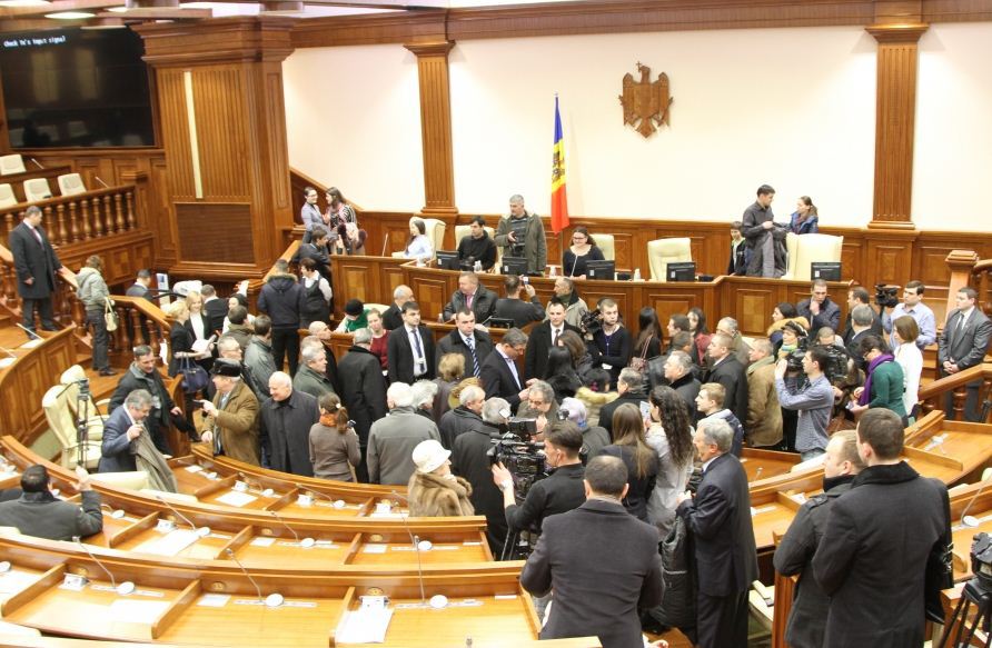 Cetăţeni: Dacă v-aţi făcut vouă parlament mai bun, făceţi-ne şi nouă viaţă mai bună