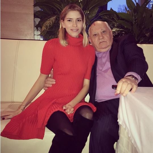 Mihail Gorbaciov, in compania unui model rus!