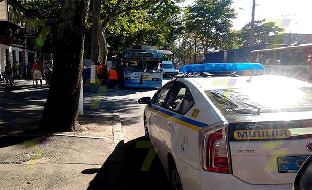 В Одессе троллейбус с пассажирами влетел в дерево