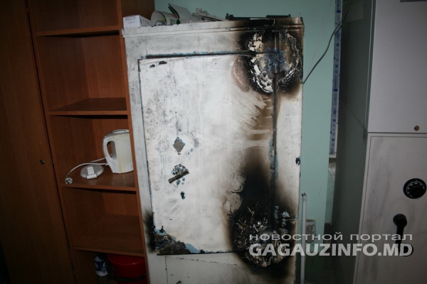 Двое мужчин пытались с помощью газосварки вскрыть сейф в банке