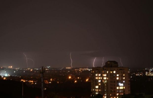 В Киеве бушевала стихия: фотографии грозы заполонили соцсети
