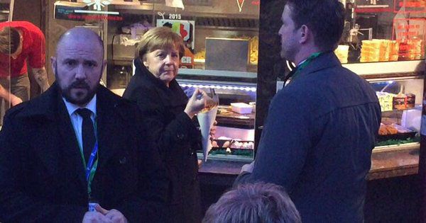 Меркель перед ужином решила перекусить картофелем фри на улице