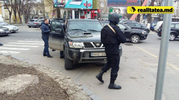 Группа спецназа "Фулджер" обыскала джип в центре столицы