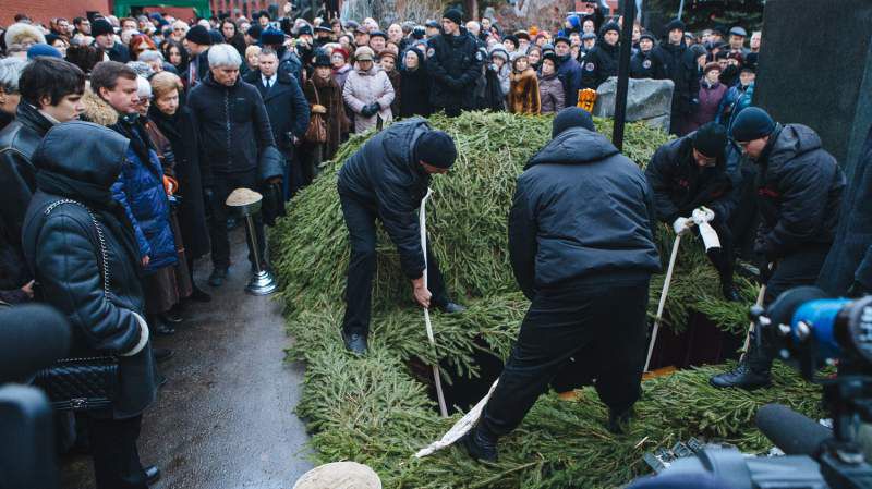 Эльдара Рязанова похоронили на Новодевичьем кладбище в Москве