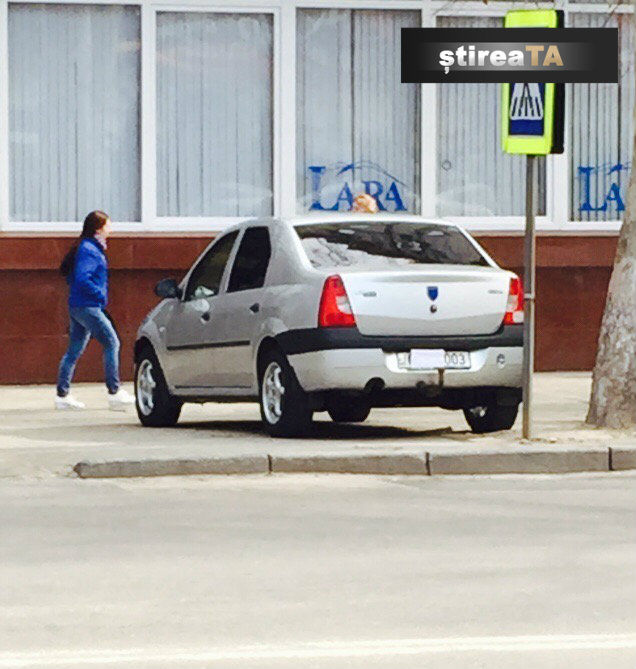 Cum şi-a acoperit numerele de înmatriculare un şofer din capitală
