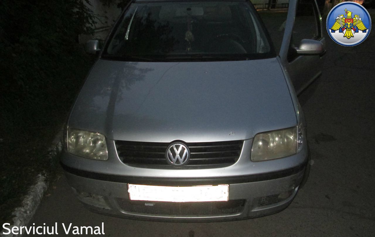 Două tentative de contrabandă cu ţigări, dejucate la vamă. Unde a fost ascunsă marfa