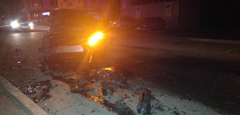 O mașină de lux făcută zob după ce a lovit un microbuz