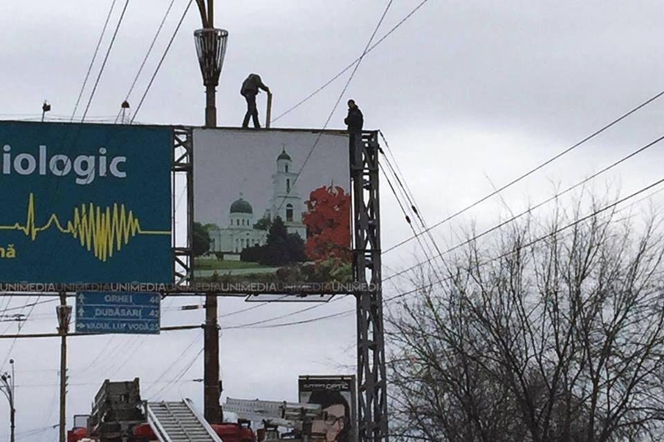 Попытка суицида у цирка: молодой человек спустился