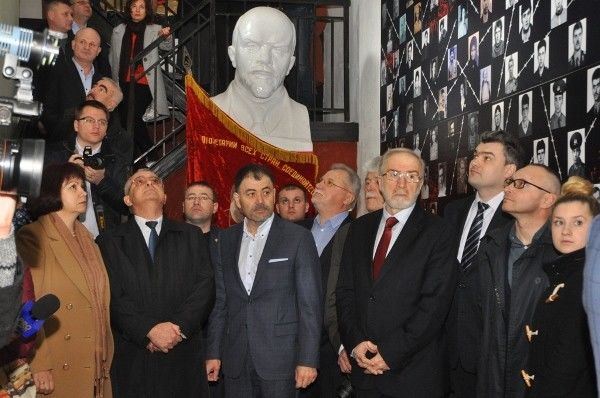 На выставке "советской оккупации" посетителей встречал Ленин