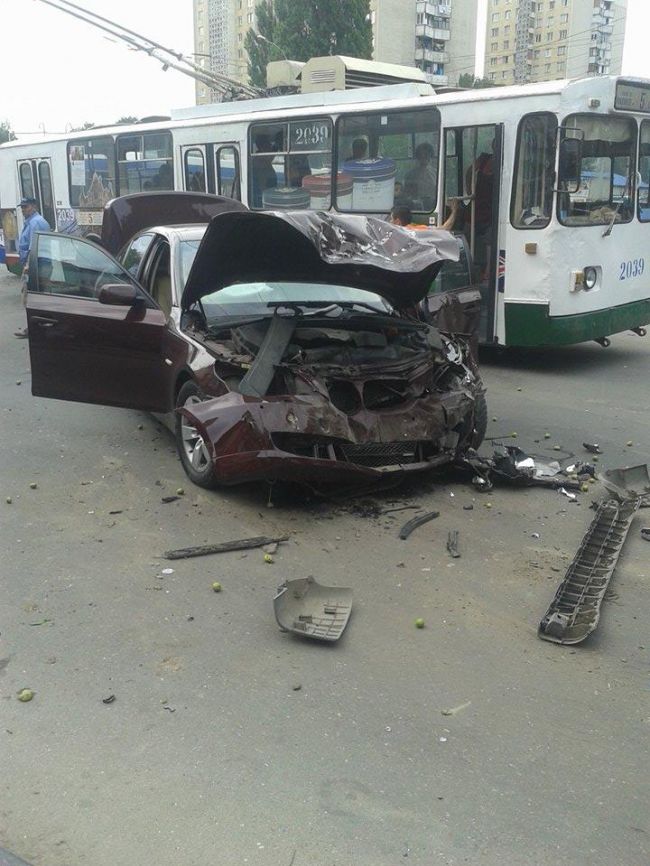 Accident cu răniţi în capitală. Două maşini s-au lovit violent