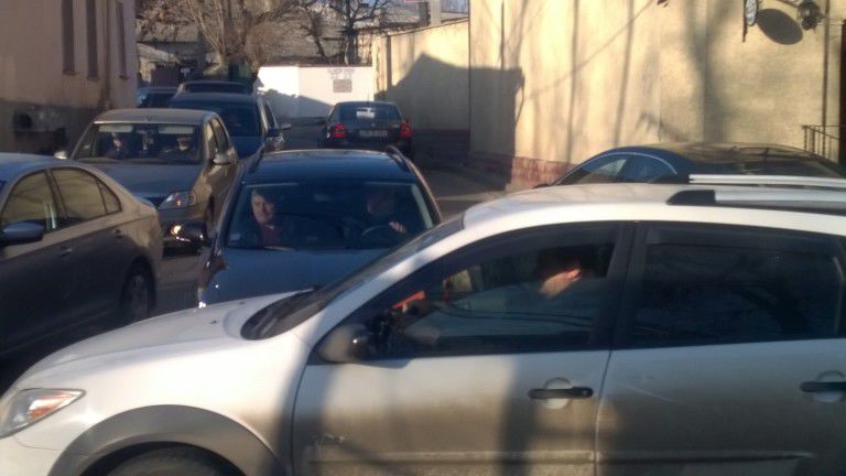 Oleg Voronin în maşina de serviciu. Şoferul merge pe contrasens