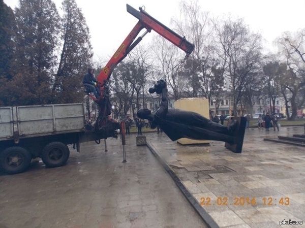 В Львовской области снесли памятник советскому солдату