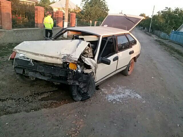 Impact violent la Soroca: Un automobil fără plăcuţe de înmatriculare a intrat într-o poartă