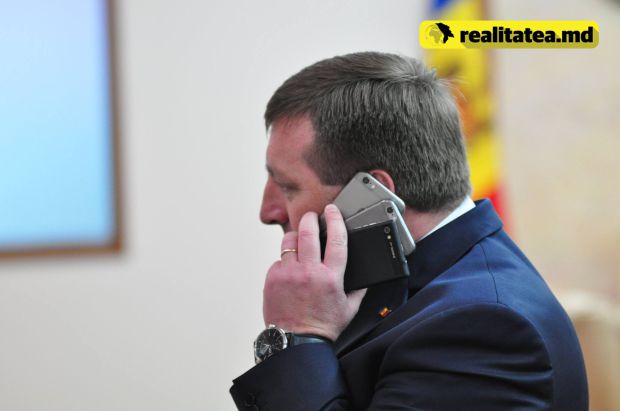 Министр внутренних дел Молдовы говорит по трем телефонам одновременно