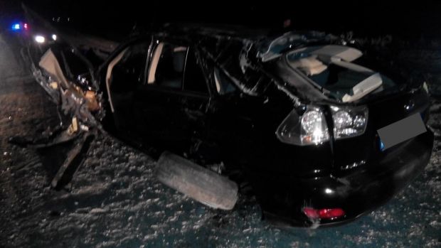 Doi tineri și-au pierdut viața, după ce s-au răsturnat cu un Lexus