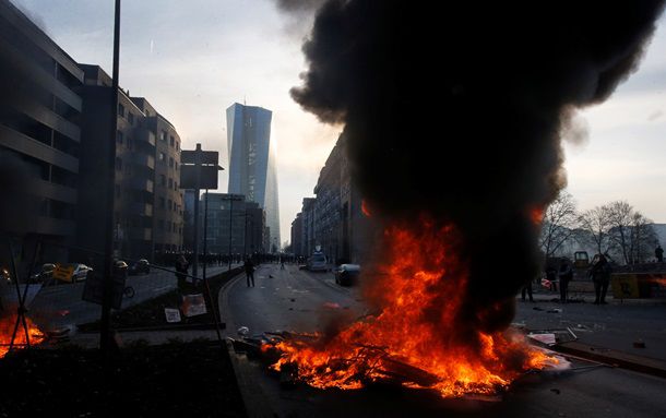 Протесты во Франкфурте-на-Майне: сотни активистов жгут машины