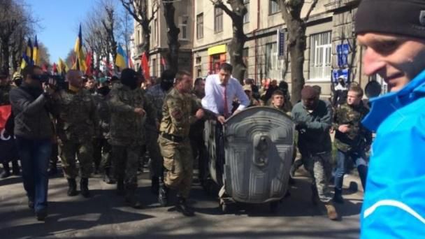 Главу управления юстиции в Ивано-Франковске бросили в мусорный бак и облили зеленкой