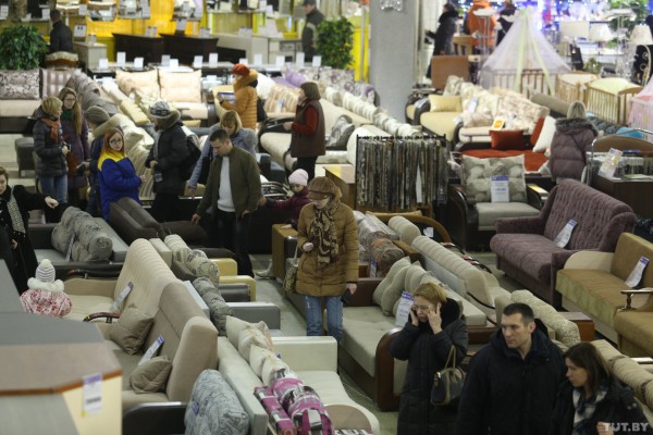 Белорусы в панике скупают технику и продукты питания