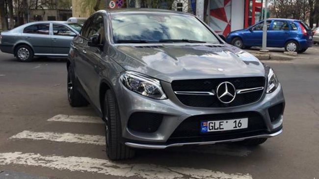 Şi-a parcat Mercedesul chiar pe trecerea de pietoni