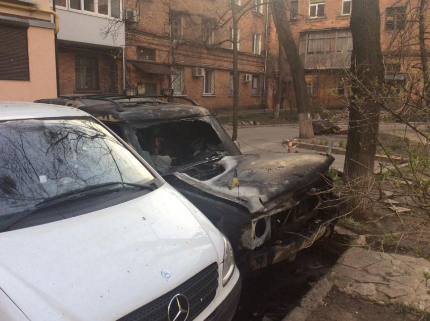 В Харькове сожгли автомобиль волонтеров для армии
