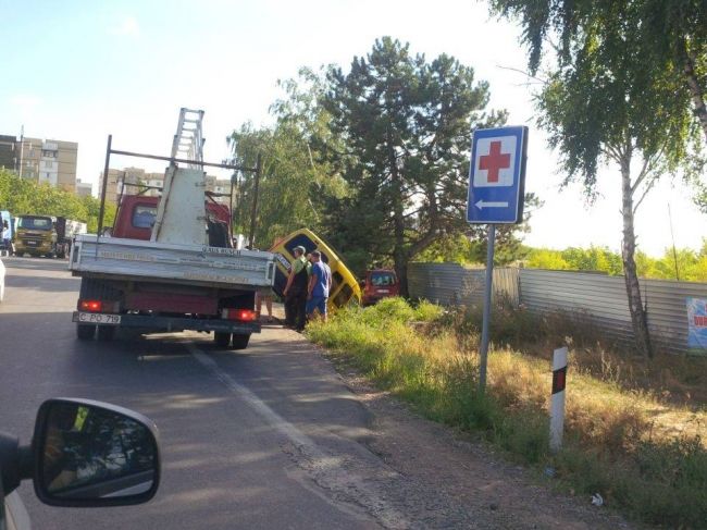 Авария на въезде в Кишинев: машина оказалась в канаве
