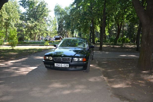 Un BMW cu numere guvernamentale, parcat chiar pe aleea din Parcul Central. Cui i-ar aparține mașina