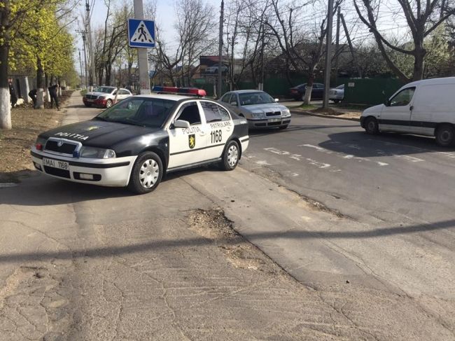 O masina a politiei incalca legea? Vehiculul, parcat chiar langa trecerea de pietoni