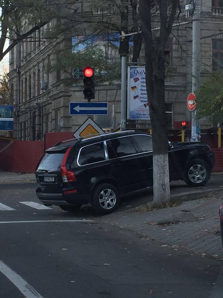 Водитель из Кишинева припарковался, игнорируя все правила дорожного движения