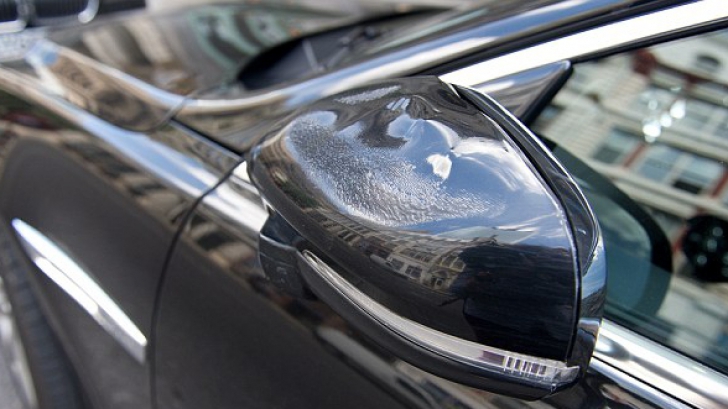 Incredibil! Un bolid de lux Jaguar s-a topit din cauza luminii reflectate de o clădire de birouri