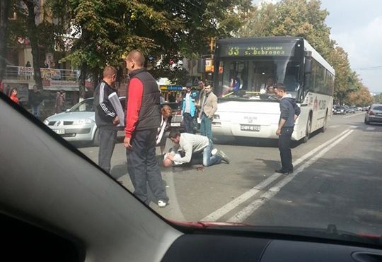 В Кишиневе автобус 33 маршрута сбил мужчину