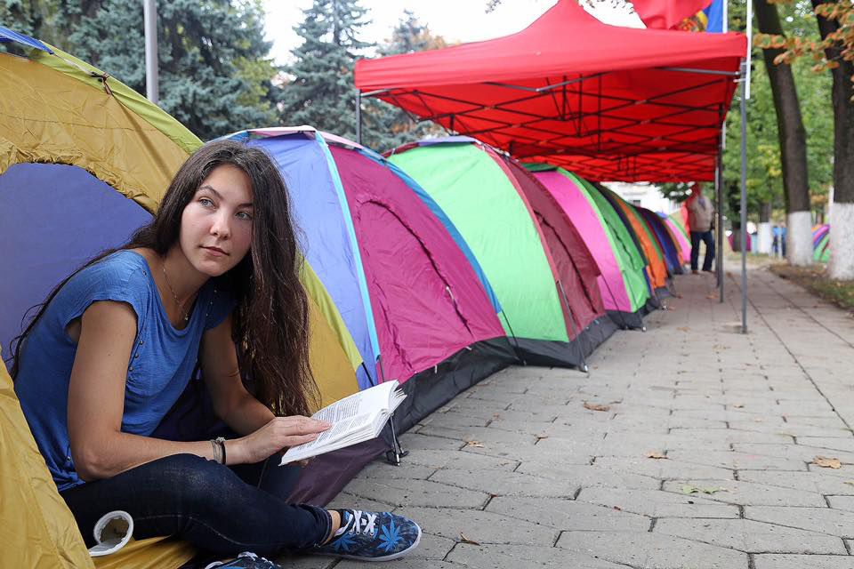 В Городке Победы играют в шахматы и читают книги