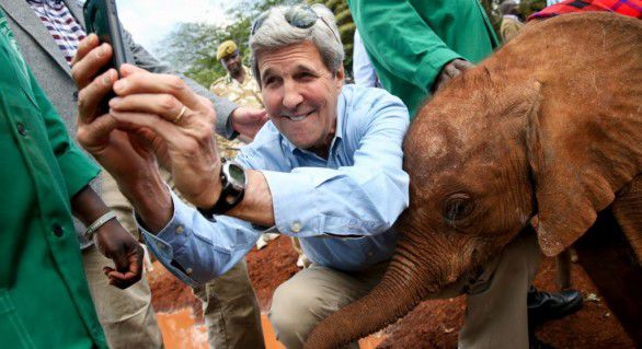 John Kerry a făcut un selfie cu un pui de elefant