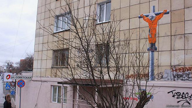 В Перми проверяют граффити с распятым космонавтом