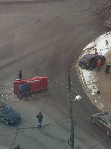 O maşină ”Lada” s-a răsturnat, după ce s-a ciocnit cu un taxi