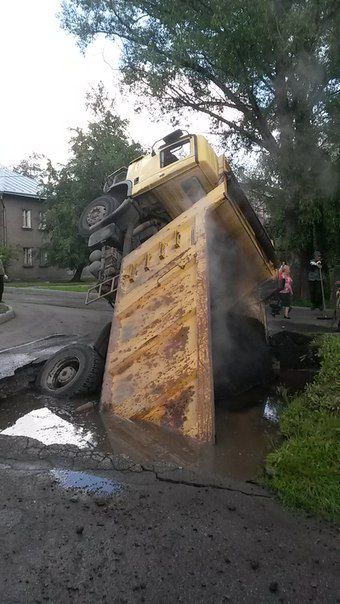 В Петербурге грузовик с асфальтом провалился под асфальт