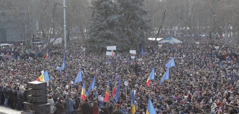Cifră record de manifestanți în fața Teatrului de Operă și Balet
